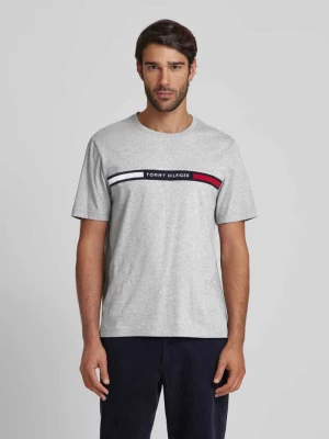 T-shirt o kroju regular fit z wyhaftowanym logo Tommy Hilfiger