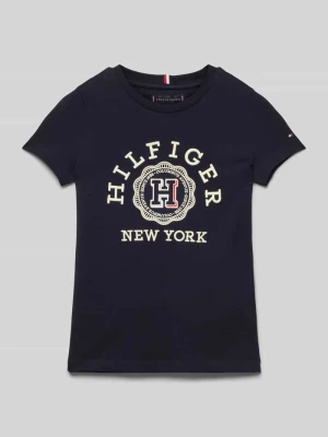 T-shirt o kroju regular fit z wyhaftowanym logo Tommy Hilfiger Teens