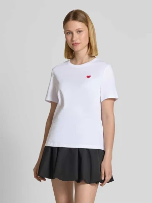T-shirt o kroju regular fit z wyhaftowanym motywem model ‘PAULINA’ Vero Moda