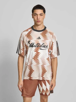 T-shirt o kroju regular fit z wzorem na całej powierzchni adidas Sportswear