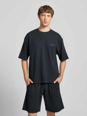 t-shirt o kroju relaxed fit z fakturowanym wzorem REVIEW Czarny