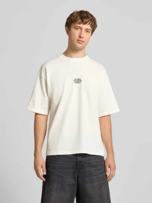 t-shirt o kroju relaxed fit z nadrukiem z logo REVIEW Złamany biały