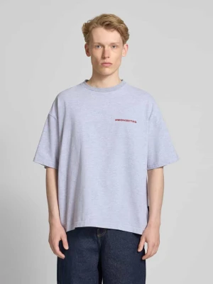 T-shirt o kroju relaxed fit z obniżonymi ramionami PROHIBITED
