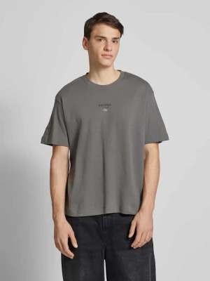 T-shirt o kroju relaxed fit z okrągłym dekoltem model ‘EURBAN’ jack & jones