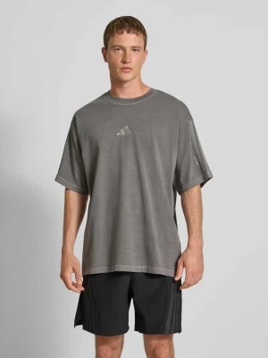 T-shirt o kroju relaxed fit z wyhaftowanym logo adidas Sportswear