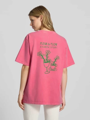 T-shirt o kroju relaxed fit z wyhaftowanym logo model ‘Karma Story’ OH APRIL
