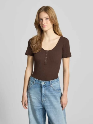 t-shirt o kroju slim fit z mieszanka bawełny model 'KITTE' Pieces Ciemnobrązowy