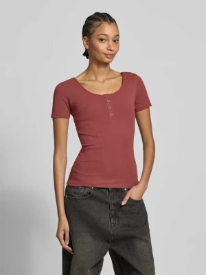 T-shirt o kroju slim fit z mieszanki bawełny z krótką listwą z zatrzaskami model ‘KITTE’ Pieces