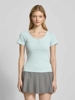 T-shirt o kroju slim fit z mieszanki bawełny z krótką listwą z zatrzaskami model ‘KITTE’ Pieces
