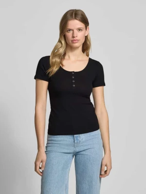 T-shirt o kroju slim fit z mieszanki bawełny z krótką listwą z zatrzaskami model ‘KITTE’ Pieces