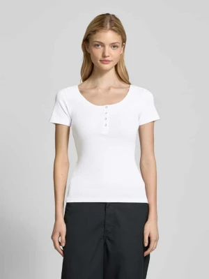 T-shirt o kroju slim fit z mieszanki bawełny z krótką listwą z zatrzaskami model ‘KITTE’ Pieces