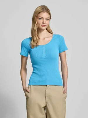 T-shirt o kroju slim fit z mieszanki bawełny z krótką listwą z zatrzaskami model ‘KITTE’ Pieces