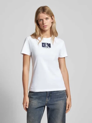 T-shirt o kroju slim fit z nadrukiem z logo Calvin Klein Jeans