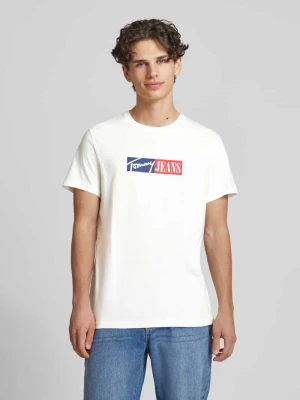 T-shirt o kroju slim fit z nadrukiem z logo Tommy Jeans