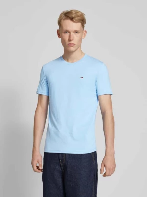 T-shirt o kroju slim fit z wyhaftowanym logo Tommy Jeans