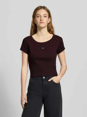 T-shirt o krótkim kroju z detalem z logo Calvin Klein Jeans Ciemnobrązowy