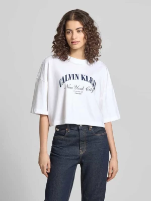 T-shirt o krótkim kroju z nadrukiem z logo Calvin Klein Jeans Biały