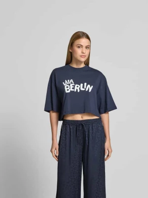 t-shirt o kroju krótkim z nadrukiem z logo lala Berlin Granatowy