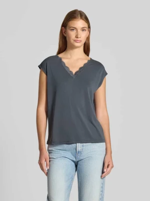 T-shirt o luźnym kroju z obszyciem koronką model ‘KAMALA’ Pieces