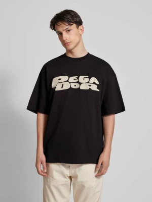 T-shirt o pudełkowym kroju z nadrukiem z logo model ‘DREW’ Pegador