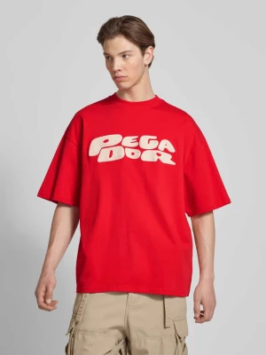 T-shirt o pudełkowym kroju z nadrukiem z logo Pegador