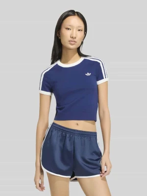 t-shirt Slim w kroju slim fit z mieszanki wiskozy z wyhaftowanym logo adidas Originals Ciemnoniebieski