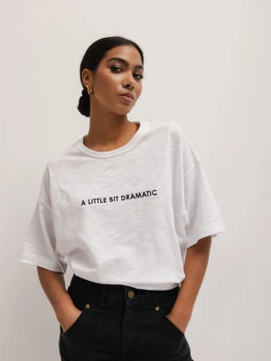 T-shirt typu oversize z HAFTEM w kolorze CLASSIC WHITE - EAZY-XS/S Marsala