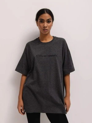 T-shirt typu oversize z HAFTEM w kolorze GRAPHITE - EAZY-XS/S Marsala