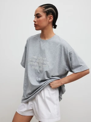 T-shirt typu oversize z HAFTEM w kolorze GREY MELANGE - VERITE-S/M Marsala