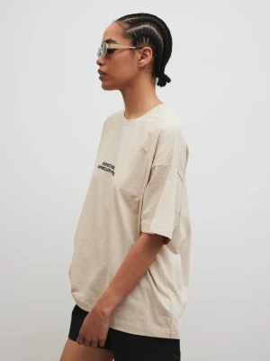 Zdjęcie produktu T-shirt typu oversize z HAFTEM w kolorze LATTE MELANGE - RUST-M/L Marsala