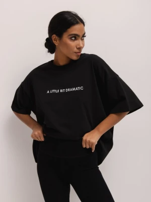 T-shirt typu oversize z HAFTEM w kolorze TOTALLY BLACK - EAZY-XS/S Marsala