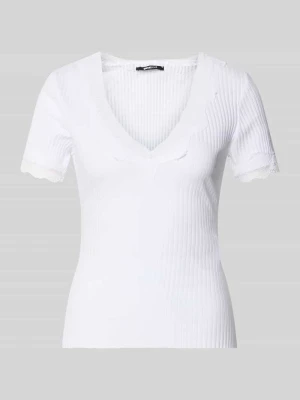 T-shirt w efekcie prążkowania z obszyciem koronką Gina Tricot Biały