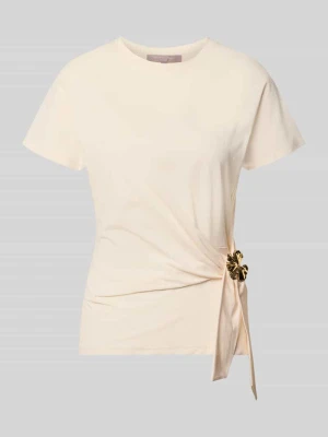 t-shirt w kopertowym stylu z broszką Christian Berg Écru