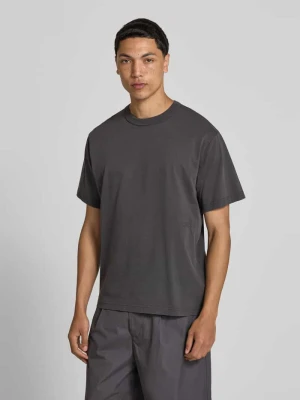 T-shirt w kroju regular fit z haftowanym logo ANNARR Czarny