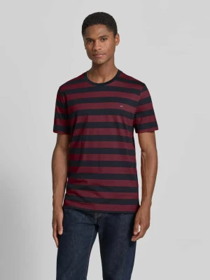 T-shirt w kroju regular fit z haftowanym logo Christian Berg Bordowy