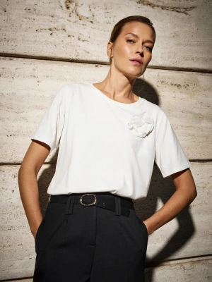 T-shirt w kwiatem biały Moodo