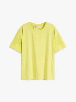 T-shirt z ażurowym haftem BonPrix żółty
