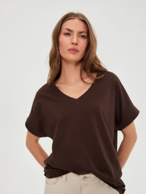 T-shirt z dekoltem brązowy Moodo