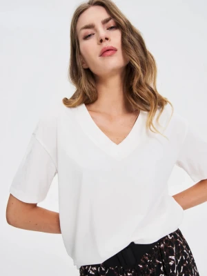 T-shirt z dekoltem w serek biały Moodo