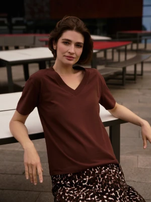 T-shirt z dekoltem w serek brązowy Moodo