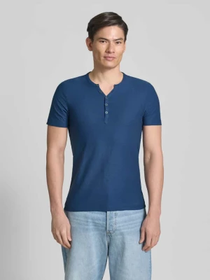 t-shirt z dekoltem w serek i listwą guzikową MCNEAL