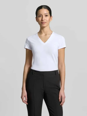 T-shirt z dekoltem w serek i naszytym logo Armani Exchange