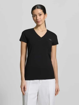 T-shirt z dekoltem w serek i naszytym logo Armani Exchange