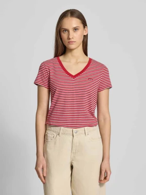 T-shirt z dekoltem w serek i wyhaftowanym logo Levi's®