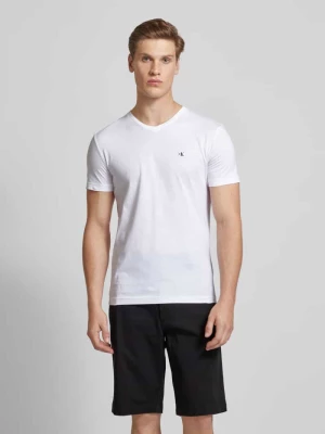 T-shirt z dekoltem w serek model ‘CK EMBRO’ Calvin Klein Jeans