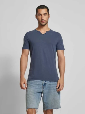 T-shirt z dekoltem w serek model ‘SPLIT’ jack & jones