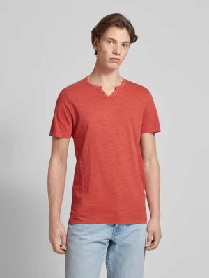 T-shirt z dekoltem w serek model ‘SPLIT’ jack & jones