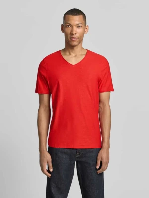 T-shirt z dekoltem w serek w kroju regular fit MCNEAL