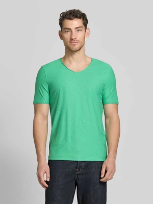 T-shirt z dekoltem w serek w kroju regular fit MCNEAL