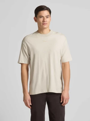 T-shirt z detalem z logo Guess